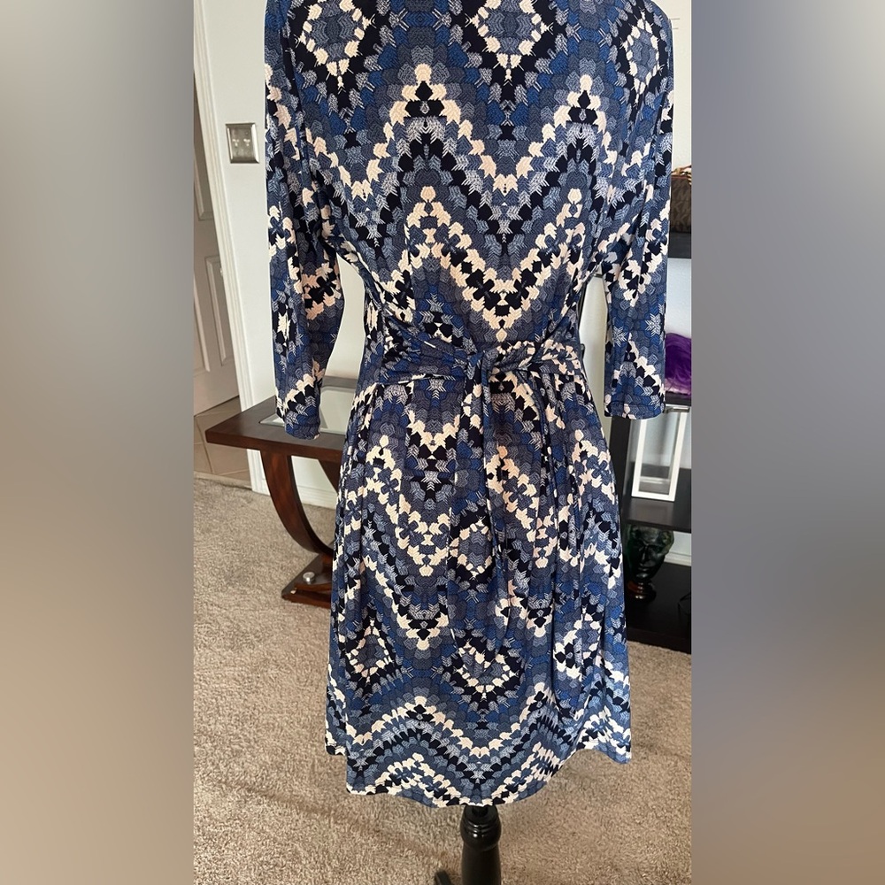 Sandra Darren- Blue Chevron Print Women's Dress
In size 10 - Picture 8 of 9
